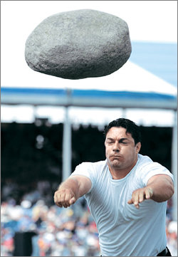 스위스 인터라켄에서 열린 운시푸넨 축제 중 투석경기 참가자가 무게 80kg의 ‘운시푸넨 돌’을 던지고 있다. 이 돌은 1984년에 이어 20일 두 번째로 도난당했다. 동아일보 자료 사진