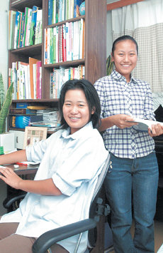 학습지 공부로 우등생이 된 한가영(왼쪽) 민영 자매가 공부방에서 활짝 웃고 있다. 사진 제공 JEI재능교육