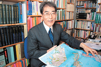 ‘독도 연구가’ 이진명 교수가 독도의 이름이 올바르게 표기돼 있고 동해와 일본해가 병기된 내셔널지오그래픽 지도를 펼쳐 보이고 있다. 파리=금동근 특파원