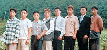 홍병각 상사(왼쪽에서 세 번째) 등 홍병연 씨 8형제가 모처럼 한자리에 모여 군 생활의 경험을 이야기하며 즐거운 한때를 보냈다. 양주=이동영 기자