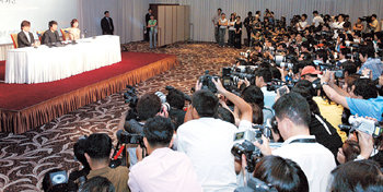 ‘용사마’ 배용준에 대한 국내외의 인기는 대단했다. 배용준이 주연한 영화 ‘외출’의 시사회가 열린 23일 서울 강남구 삼성동 인터컨티넨탈호텔 기자회견장에는 내외신 기자 700여 명이 참석했다. 답변에 나선 배용준(단상 왼쪽)과 손예진(오른쪽), 허준호 감독도 신이 난 모습이다. 이날 일본의 한 여기자는 “배용준 씨가 베드신을 연기했다는 이야기를 듣고 속으로 걱정을 많이 했는데 막상 영화를 보니 영상미가 뛰어나서 안심했다”며 “일본 팬들에게 ‘안심하고 (베드신을) 봐도 좋다’는 이야기를 해 달라”고 공개 주문해 폭소를 자아냈다. 전영한 기자