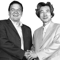 게르하르트 슈뢰더 독일 총리(왼쪽)와 고이즈미 준이치로 일본 총리가 지난해 6월 미국 조지아 주에서 열린 G8 정상회의에서 손을 맞잡고 있다. 동아일보 자료 사진