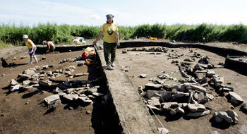 지금까지 발견된 것 가운데 가장 큰 규모의 발해시대 온돌이 확인된 러시아 연해주 크라스키노 발해 성터 발굴 현장. 가운데 둑 좌우로 보이는 것이 모두 온돌을 구성했던 돌들이다. 크라스키노=연합