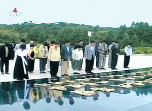 북한 조선중앙TV는 조선사회민주당의 초청으로 평양을 방문 중인 민주노동당 지도부가 24일 북한의 애국열사릉 앞에서 묵념하는 모습을 방송했다. 연합