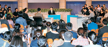 노무현 대통령이 25일 오후 KBS 스튜디오에서 열린 ‘국민과의 대화’ 프로그램에서 임기 전반기 국정 성과에 대해 패널들과 토론하고 있다. 석동률 기자