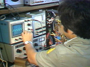 1980년대 초반 경기 수원의 삼성 전자레인지 공장. 한국과 일본 모두 경제 발전의 근간이 된 것은 전자 산업이었다. 사진 제공 MBC