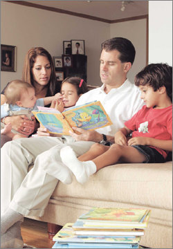 크리스토퍼 쿠퍼 푸르덴셜투자증권 대표(오른쪽 두번째)가 부인과 아이들이 모여 있는 가운데 큰 아들 제이콥에게 책을 읽어주고 있다. 변영욱 기자