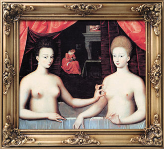 루브르 박물관에 소장돼 있는 작자 미상의 그림 ‘가브리엘 데스트레와 그 자매’. 오른쪽이 데스트레고 그 옆 여인은 누군지 밝혀지지 않았다. 붉은 옷을 입고 멀리 앉아 있는 여인은 운명의 실을 짜고 있는 여신으로 해석된다. 사진 제공 휴먼&북스