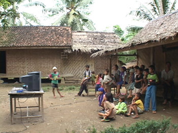 인도네시아 르박자하 마을에 처음으로 TV가 등장했다. 특별한 놀이문화가 없던 마을 사람들은 현란한 이미지가 쏟아지는 TV에서 눈을 떼지 못했다. 사진 제공 EBS