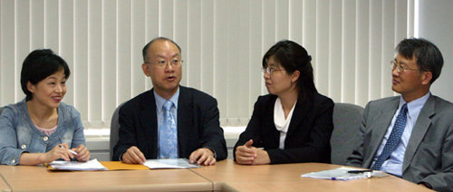 왼쪽부터 이지은 위원, 김일수 위원장, 최현희 유의선 위원. 안철민 기자