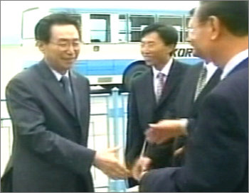 中우다웨이 평양도착27일 평양에 도착한 6자회담 중국 측 수석대표인 우다웨이 외교부 부부장(왼쪽)이 공항에서 북한 외무성 관계자들의 영접을 받고 있다. 사진은 조선중앙TV가 촬영한 장면. 연합뉴스