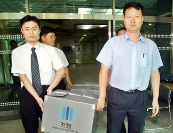 서울중앙지검 수사관들이 29일 오후 KT 서울 혜화지국에서 국가정보원의 도청과 관련된 자료를 압수해 옮기고 있다. 이날 검찰은 서울시내 7개 전화국을 압수수색했다. 안철민 기자