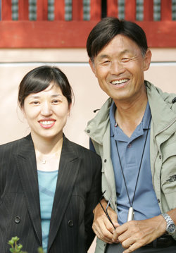 ‘대장금’ 콤비 이병훈 PD(오른쪽)와 김영현 작가가 ‘서동요’에서 다시 한번 호흡을 맞추게 됐다. 훗날 백제 무왕이 되는 서동의 인생을 따라 백제의 문화와 기술을 보여 준다는 게 기획 의도다. 사진 제공 SBS