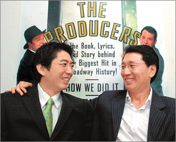 뮤지컬 제작자 설도윤(오른쪽), 도권 형제. 원대연 기자