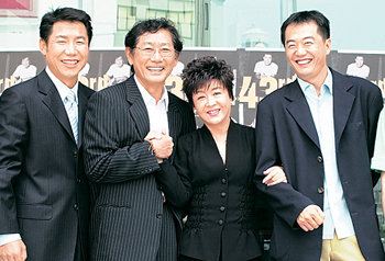 ‘세일즈맨의 죽음’을 무대에 올리는 박상원, 전무송, 전양자, 장진 감독(왼쪽부터). 사진 제공 포아