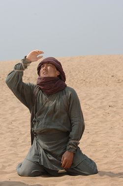 MBC TV 드라마 ‘신돈’의 주인공을 맡은 손창민이 중국 촬영 현장에서 사막 더위에 괴로워하는 신돈의 모습을 연기하고 있다. 사진 제공 MBC
