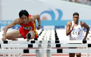 ‘황색 탄환’의 질주2004 아테네 올림픽 금메달리스트인 ‘황색 탄환’ 류샹(왼쪽)이 제16회 아시아육상경기선수권대회 남자 110m 허들 예선에서 다른 선수들을 여유 있게 앞서며 힘차게 허들을 넘고 있다. 류샹은 조 1위(13초 65)로 가뿐히 결승에 진출했다. 인천=연합뉴스