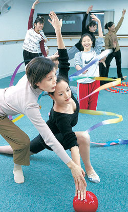 리듬체조를 배우고 있는 학생들. 이런 체육 활동을 할 수 있는 시설을 학교 내에 더욱 늘려야 한다고 전문가들은 입을 모은다. 동아일보 자료 사진