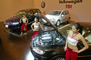 폴크스바겐 서울 상륙폭스바겐코리아가 1일 서울 서대문구 홍은동 그랜드힐튼호텔에서 경유차 3종을 선보였다. 왼쪽부터 투아렉 V6 TDI(2967cc, 부가세 포함 8490만 원), 골프 2.0 TDI(3000cc, 3480만 원), 페이톤 V6 TDI(3000cc, 7940만원). 권주훈 기자