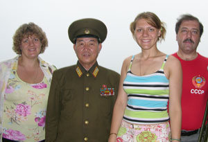 판문점 북측 지역의 관측용 망원경 앞에서 북한군 군관(장교)과 기념 촬영한 샤모닌 씨 가족. 왼쪽부터 부인 아냐 씨, 북한군 군관, 외동딸 레나 양, 아나톨리 샤모닌 씨.