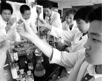 자립형 사립고의 하나인 전북 전주시 상산고 학생들이 과학실에서 화학수업을 하고 있다. 자립형 사립고에 대한 학생들의 만족도가 높은 것으로 나타났다.