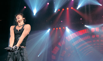 2일 일본 도쿄 부도칸 공연에서 자신의 히트곡 ‘태양을 피하는 방법’을 열창하는 비. 객석의 일본 관객 다수가 이 노래를 한국어로 따라 불렀다. 사진 제공 JYP엔터테인먼트