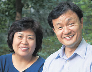 김길현 교수(오른쪽)와 부인. 연합뉴스