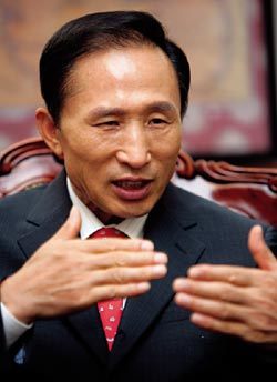 9월1일 시장실에서 인터뷰 중인 이명박 시장.