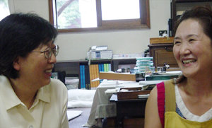 전작가 허행 씨(왼쪽)와 한국화가 김혜진 씨는 때로 자매 같고, 엄마와 딸 같고, 친구 같기도 했다. 각자 두 아이의 엄마이면서 생계를 책임지는 가장으로서, 그리고 서로에게 영감을 나눠 주는 예술가로서 함께 살아가는 두 사람의 삶은 가족과 예술의 의미를 다시금 생각해보게 한다. 허문명 기자