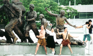 옥정호 작 ‘똘이 장군이 타잔을 한국에 초대했다’(2005년. 비디오작품). 사진 제공 일민미술관