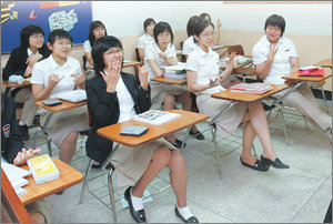 ‘미래의 남미 전문가를 꿈꾸며.’ 1일 서울 광진구 중곡동 대원외국어고 스페인어과 학생들이 원어민 교사(오른쪽 사진)에게서 회화 수업을 받고 있다. 강병기 기자