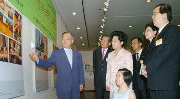 5일 대통령 부인 권양숙 여사(왼쪽에서 세번째)가 한국프레스센터 서울갤러리에서 열린 ‘푸르메 장애인 사진전’을 강지원푸르메재단 공동대표의 안내로 참석자들과 함께 둘러보고 있다. 청와대 사진기자단