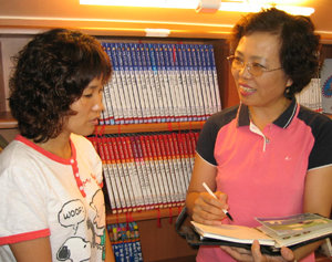 정숙현 씨(오른쪽)가 경기 고양시 일산서구 ‘낮은 하늘 어린이 도서관’에서 자원봉사자를 취재하고 있다. 동정민 기자