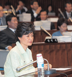 5일 서울 여의도 국회에서 열린 한나라당 의원총회에 참석한 박근혜 대표. 박 대표는 이 자리에서 “만약 노무현 대통령이 7일 회담에서 연정을 제안하면 부당하다고 말하겠다”고 단언했다. 김경제 기자