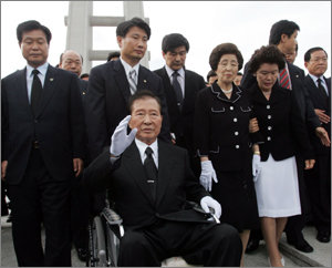 김대중 컨벤션센터 개관식에 참석하기 위해 5일 광주를 방문한 김대중 전 대통령과 이희호 여사가 국립5·18묘지를 참배한 뒤 손을 흔들며 묘역을 나서고 있다. 광주=연합뉴스