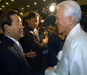 5일 오후 서울 여의도 63빌딩에서 열린 최형우 전 의원(오른쪽) 고희연에 참석한 김영삼 전 대통령이 최 전 의원과 인사를 나누고 있다. 국회사진 기자단