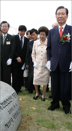 김대중 전 대통령과 부인 이희호 여사가 6일 광주에서 열린 김대중컨벤션센터 개관식에서 표지석을 제막하고 있다. 광주=사진공동취재단