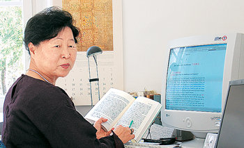 김영자 교수가 연구실에서 번역이 완료된 삼국유사의 내용을 검토하고 있다. 이권효 기자