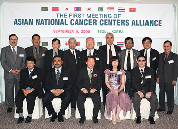 아시아 9개국 국립암센터 대표들과 대사관 관계자들이 6일 ‘아시아 국립암센터 연맹’ 창립식에서 김근태 보건복지부 장관(앞줄 왼쪽에서 세 번째)과 기념촬영하고 있다. 김희경  기자