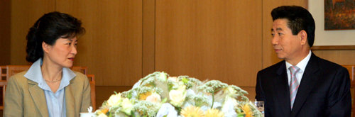 노무현(盧武鉉) 대통령과 한나라당 박근혜(朴槿惠) 대표는 7일 오후 2시 청와대에서 회담을 갖고 '대연정'  문제를  포함한 국정현안 전반에 대해 폭넓게 논의했다.[연합]
