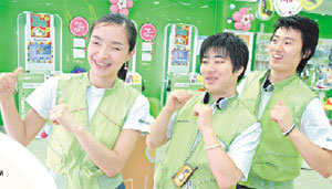 LG텔레콤이 운영하는 모바일 콘텐츠 매장 ‘폰 앤 펀’ 직원들은 매일 오전 10시 즐거운 노래에 맞춰 춤을 춘다. 매장을 찾은 고객에게 웃음을 주기 위한 이벤트다. 사진 제공 LG텔레콤