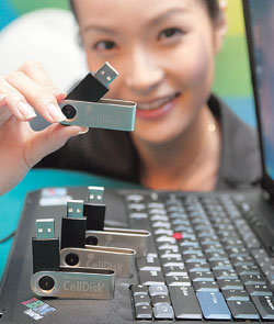 국내 휴대용 저장장치 제조기업 아이오셀이 USB 메모리에 여러 기능을 추가한 신제품 ‘The C2’. 이 제품은 개인용 컴퓨터에 꽂으면 자동으로 인터넷과 연결돼 자신의 PC와 같은 환경을 만들어준다. 강병기  기자