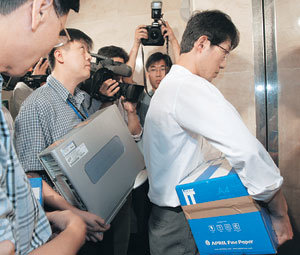 러시아 유전개발 투자 의혹 사건을 수사 중인 정대훈 특별검사팀의 수사관들이 7일 노무현 대통령의 후보시절 후원회장을 지낸 이기명 씨의 서울 종로구 내수동 사무실을 압수수색한 뒤 서류 상자를 옮기고 있다. 이훈구 기자