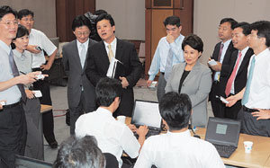 대변인들 설명김만수 청와대 대변인과 전여옥 한나라당 대변인이 7일 청와대 춘추관에서 기자들에게 노무현 대통령과 한나라당 박근혜 대표의 회담 결과를 설명하고 있다. 연합뉴스