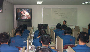 의정부교도소 재소자들이 어학실에서 강사의 강의를 듣고 있다. 교도소 측은 외국어 교육이 뚜렷한 교정 효과를 거뒀다고 자평하고 있다. 사진 제공 의정부교도소