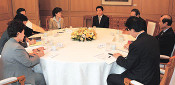 7일 청와대에서 노무현 대통령과 한나라당 박근혜 대표가 회담을 하고 있다. 두 사람은 주요 현안에 관한 이견을 좁히지 못했다. 석동률  기자