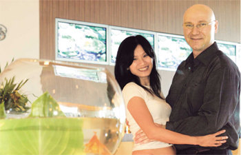 ‘W 서울 워커힐’ 총지배인 잉바 스트레이 씨(오른쪽)와 부인 줄리 씨가 호텔에서 한강을 바라보며 다정한 포즈를 취했다. 변영욱 기자