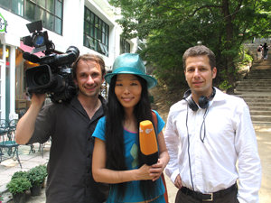 8일 오전 모교인 이화여대를 방문한 강문숙 씨(가운데)가 자신과 함께 한국 특집프로그램을 위해 찾은 독일 ZDF 방송국 PD, 카메라 기자와 함께 서 있다. 동정민 기자
