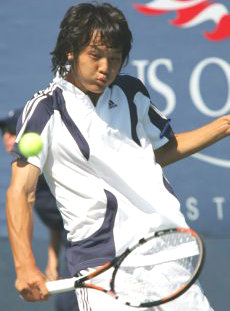 한국 테니스의 유망주 김선용이 9일 US오픈 주니어 남자단식 3회전에서 크리스천 비툴리를 상대로 백핸드 슬라이스 공격을 하고 있다. 사진 제공 테니스코리아