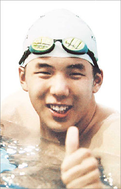 세계장애인수영선수권대회 배영 남자 200m에서 2분 24초 49의 세계신기록으로 금메달을 딴 김진호 군.